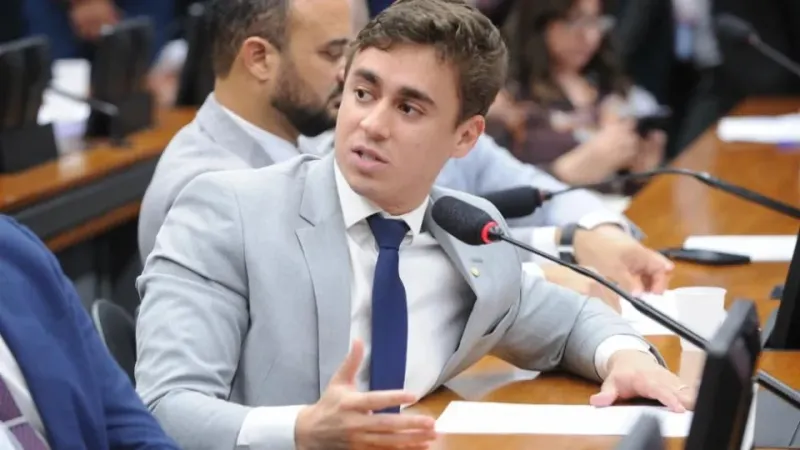 Moraes intima defesa de Bolsonaro a explicar uso de celular de Nikolas durante visita