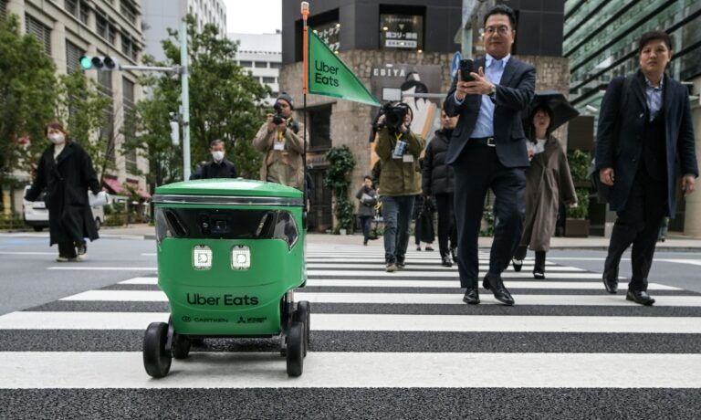 Uber Eats inicia entregas com robôs no Japão