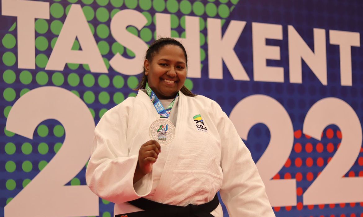 Beatriz Souza conquista prata, a 4ª medalha do Brasil