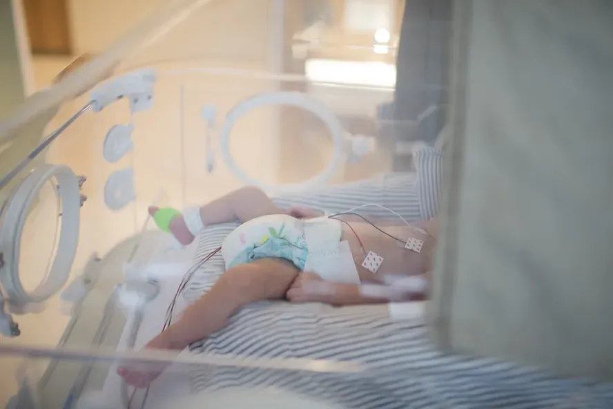 Bebê dado como morto acorda durante funeral no Paraguai