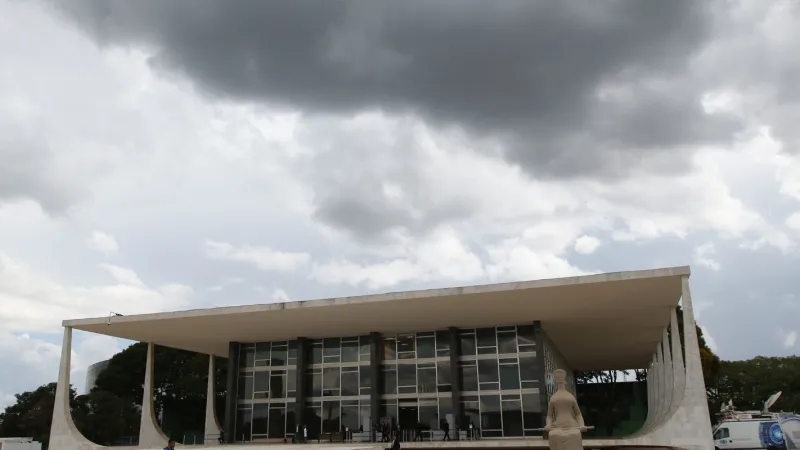 Zambelli pede ao STF salvo-conduto para vir ao Brasil votar na mãe