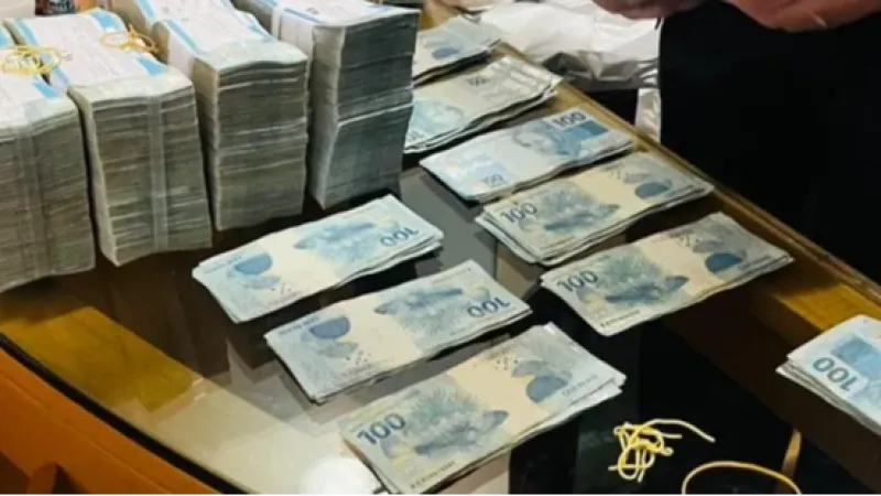 PF apreende R$ 430 mil em espécie na casa de líder do PL Sóstenes Cavalcante