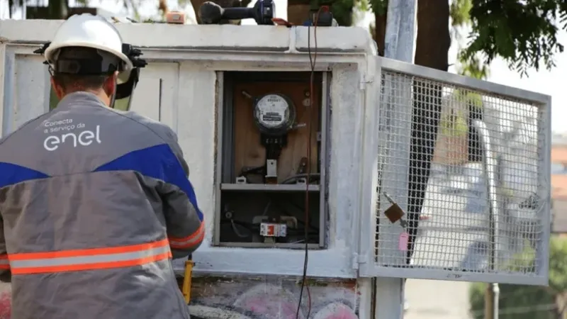 Quase 370 mil imóveis seguem sem luz em SP após vendaval