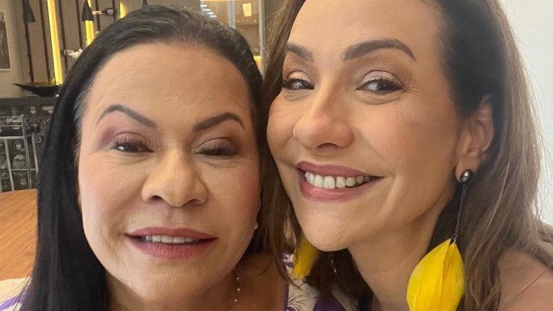 Maria Beltrão encontra com a mãe de Marília Mendonça um ano após a morte da cantora