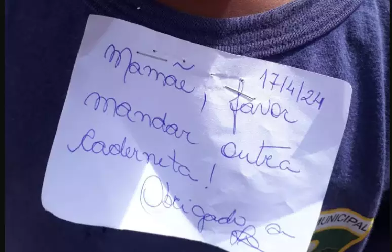 RJ: professora grampeia bilhete em uniforme de aluno de 5 anos e revolta mãe: "Vontade de chorar"
