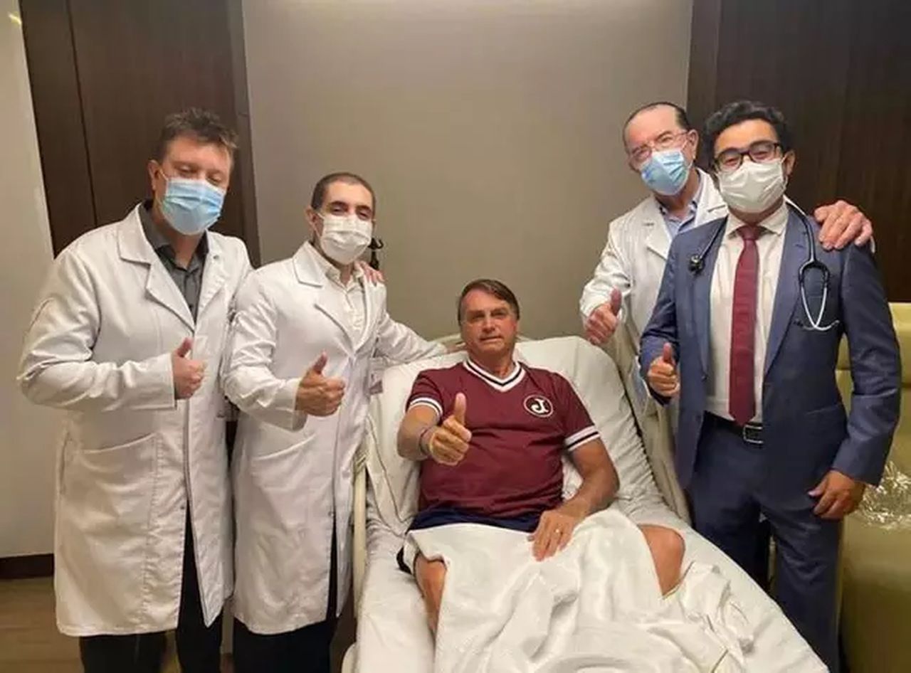 Com dores abdominais, Bolsonaro é atendido no Hospital das Forças Armadas