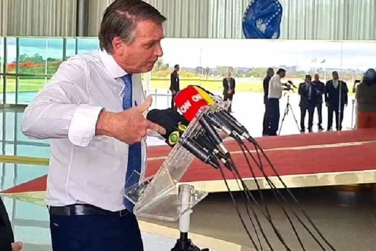 Aos gritos, Bolsonaro ataca Moraes e diz que ministro cometeu "crime"