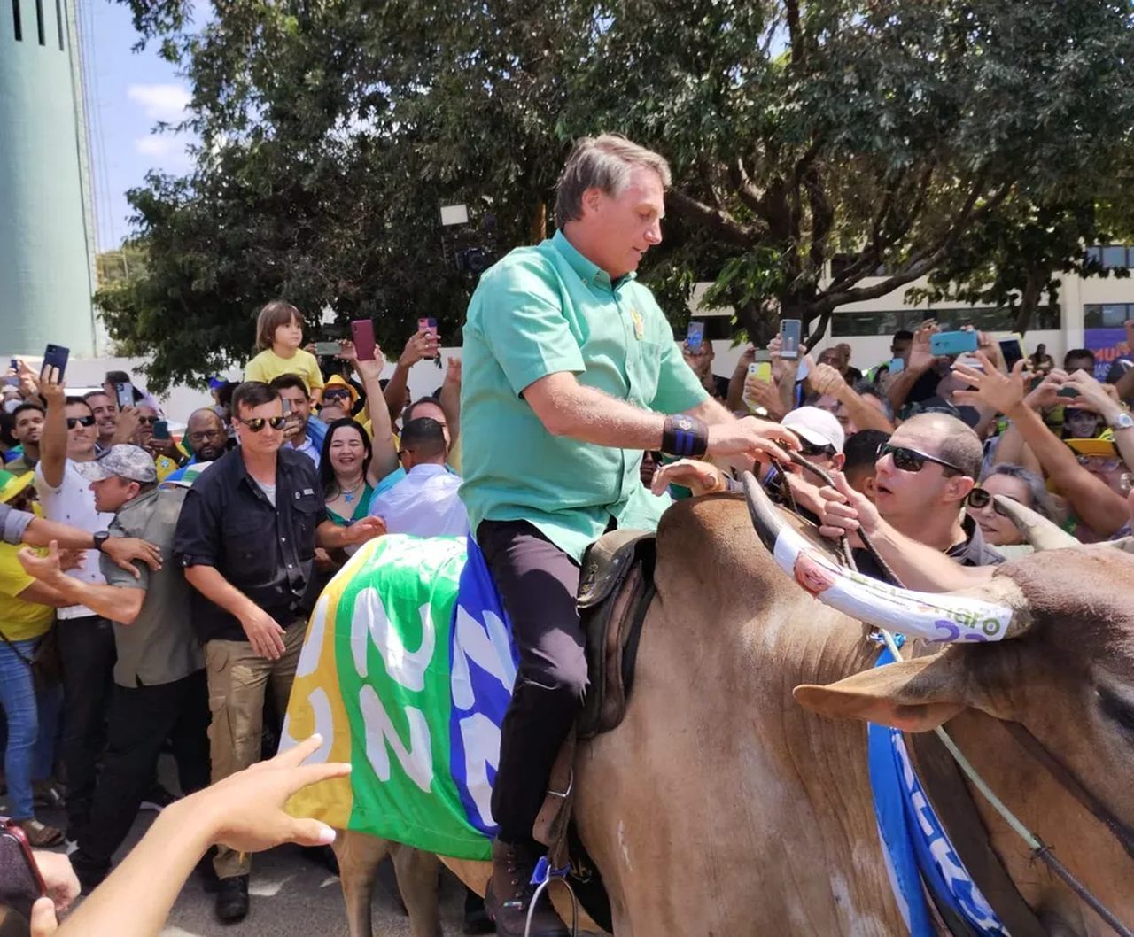 Bolsonaro monta em touro e faz comício com ataques a Lula durante agenda no Nordeste