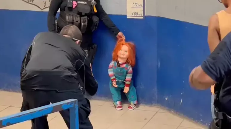 Boneco Chucky é 'algemado e preso' pela polícia do México; veja