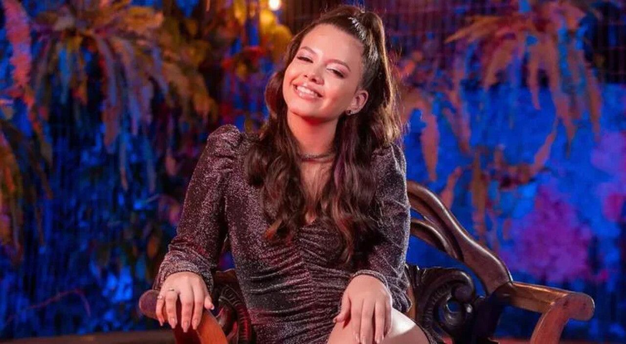 Ônibus com a cantora Brisa Star e banda cai em ribanceira no Ceará