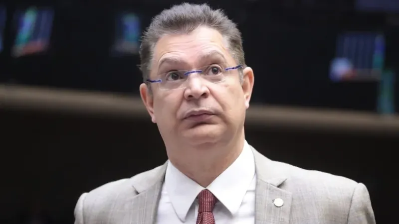 Quem é Sóstenes Cavalcante, investigado por suspeita de desvios na cota parlamentar