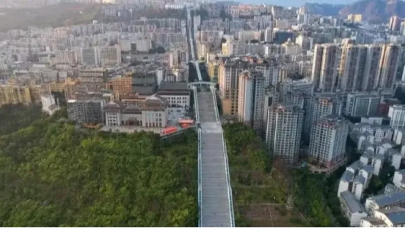 Escada rolante gigante é inaugurada em região montanhosa da China