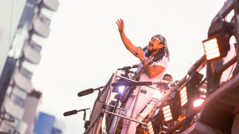 Bell Marques comanda arrastão na orla marítima no primeiro dia do ano em Maceió