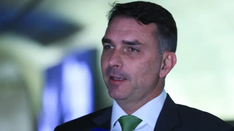 Deputados pedem investigação sobre relação entre Vorcaro e Flávio
