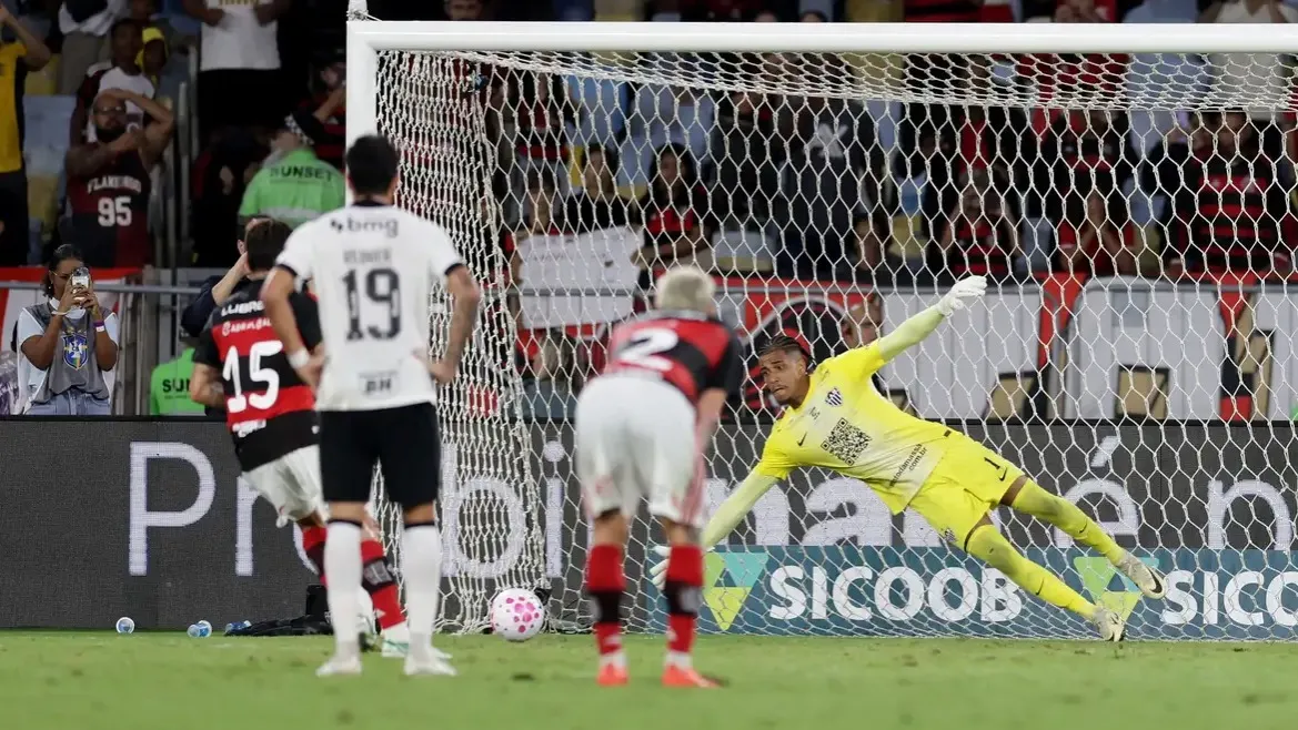 Gol nos acréscimos assegura Flamengo na liderança do Brasileirão