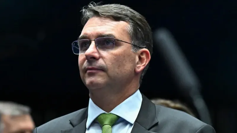 Moraes abre inquérito contra Flávio Bolsonaro por suposta calúnia a Lula