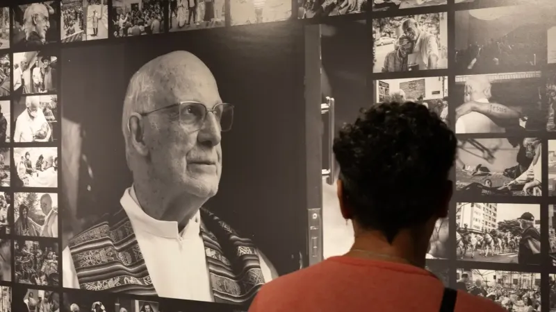 Exposição em SP homenageia padre Júlio e pessoas em situação de rua