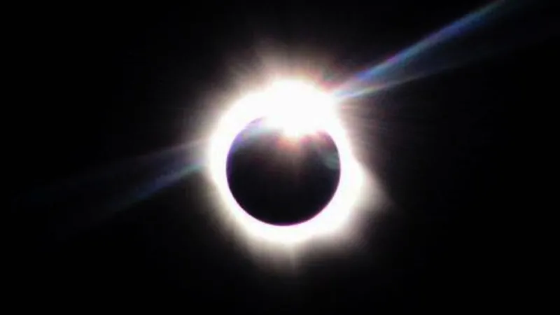 Islândia e Espanha testemunham eclipse solar total