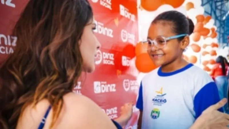 Prefeitura de Maceió entrega óculos de grau para alunos da rede municipal