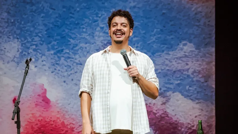 Com novo show solo, o comediante Rodrigo Marques volta a Maceió.