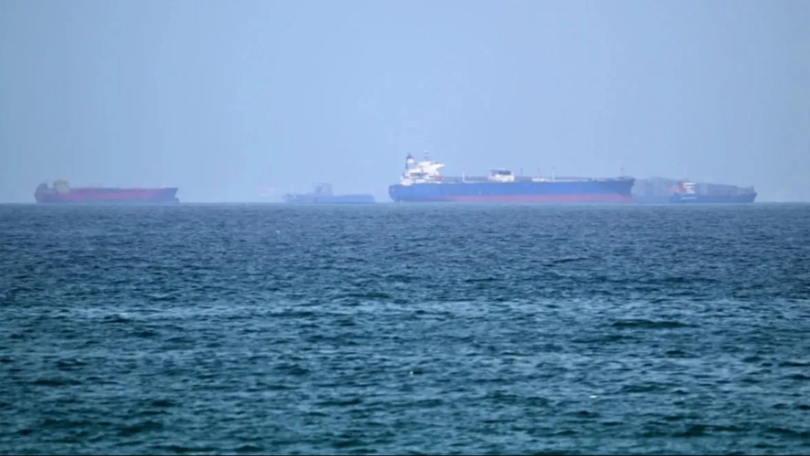 Ataques EUA e Irã intensificam e Estreito de Ormuz fecha, elevando o petróleo