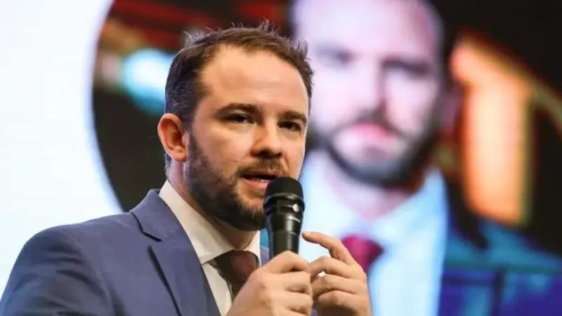 Dario Durigan assume Fazenda sob pressão fiscal e crise de credibilidade