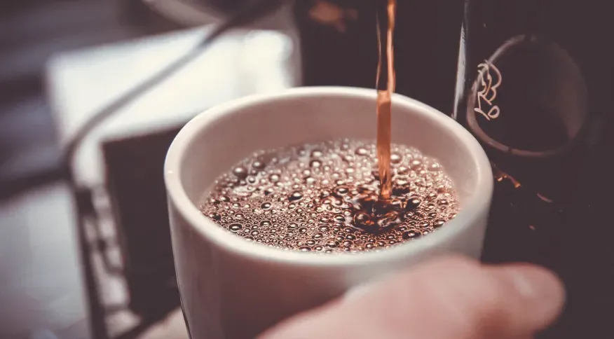 Posso tomar café de barriga vazia? Especialista fala sobre o impacto