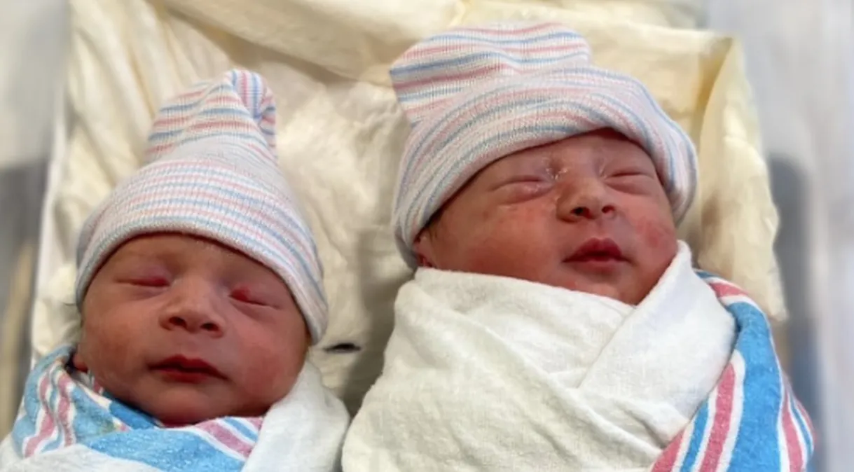 Conheça os gêmeos que não compartilham o mesmo ano de nascimento