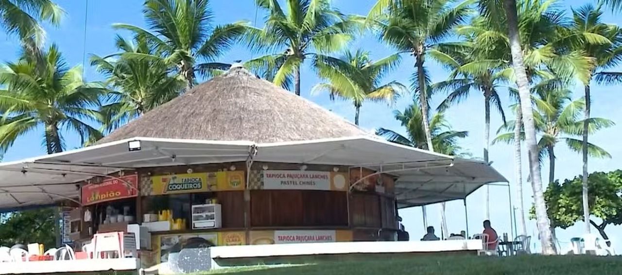 Tapioqueiras da orla de Maceió reclamam de retirada dos toldos das barracas