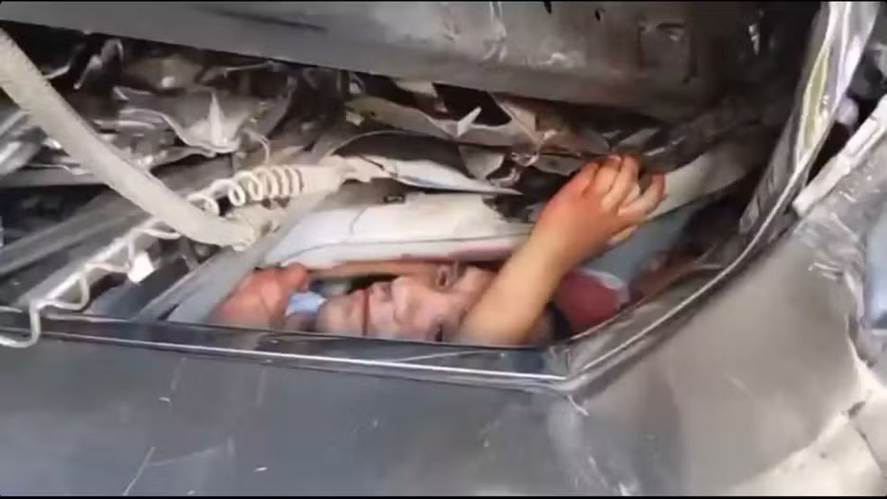 Família sobrevive após carro ser esmagado entre dois caminhões na BR-101