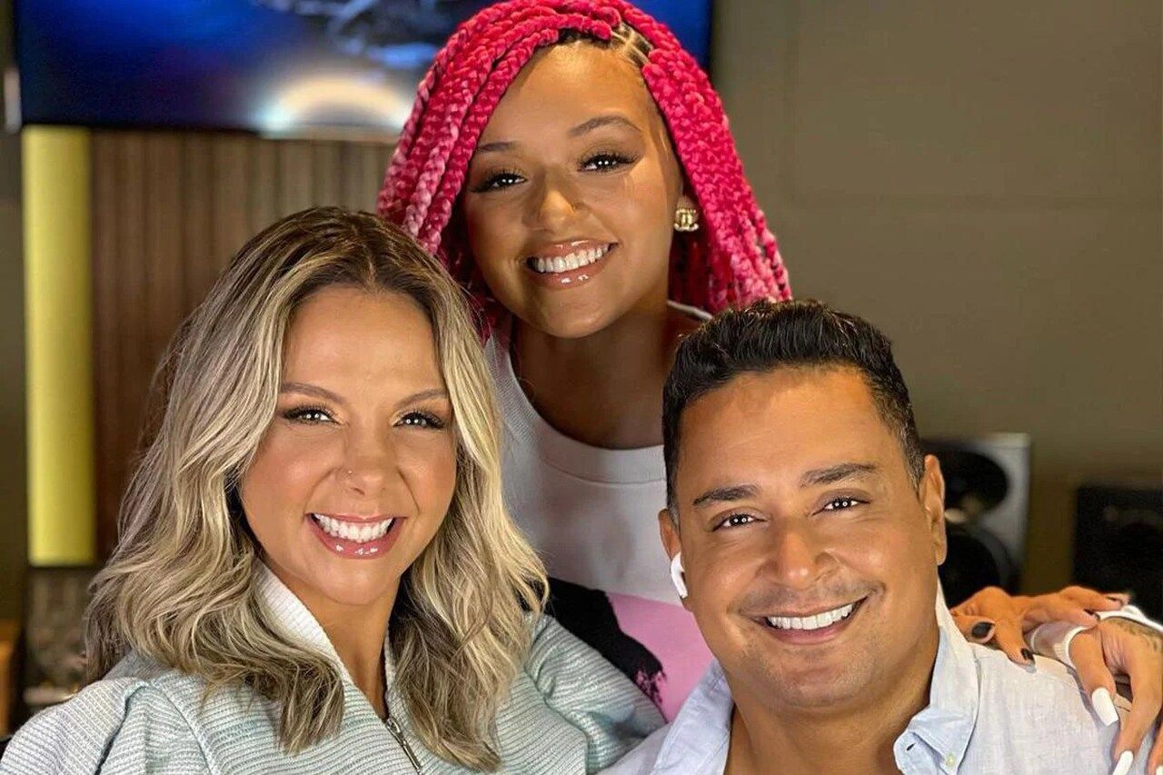Filha de Carla Perez diz que pais apoiam namoro dela com mulher: “Respeito”