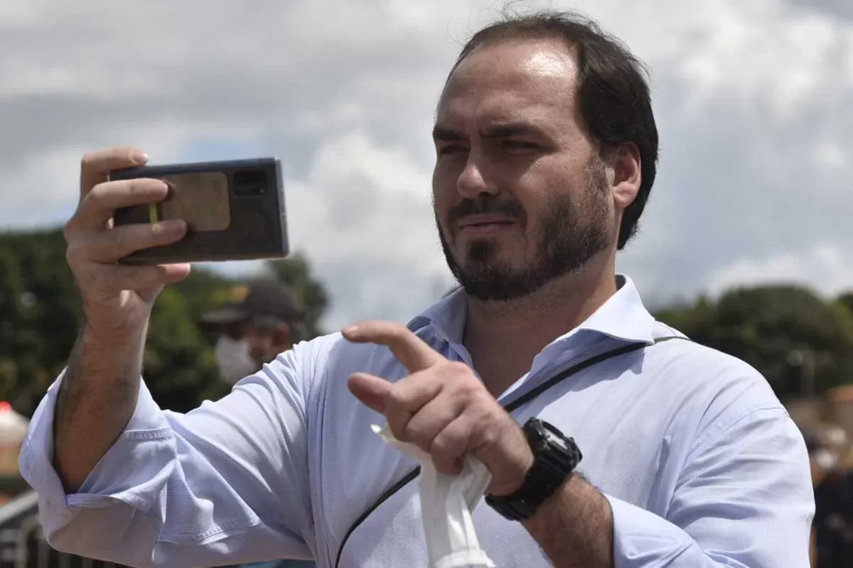 PF apreende computador da Abin em ação que tem Carlos Bolsonaro como alvo
