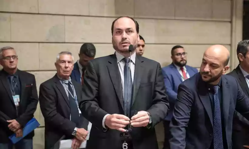 Carlos não vai mais cuidar das redes de Bolsonaro: 'Tratado como um rato'