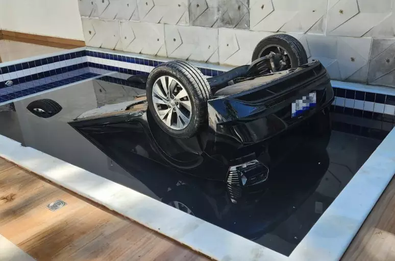 Turista morre afogada ao ficar presa em carro que caiu na piscina no litoral de SP