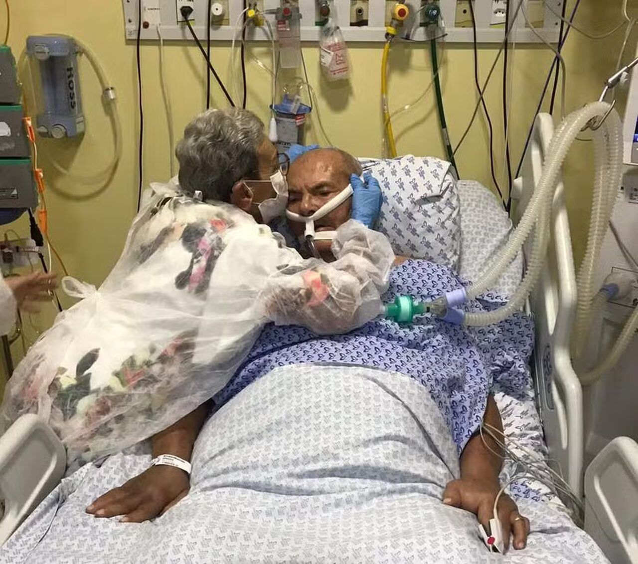 Casados há 70 anos, idosos renovam votos em UTI de hospital em Aracaju