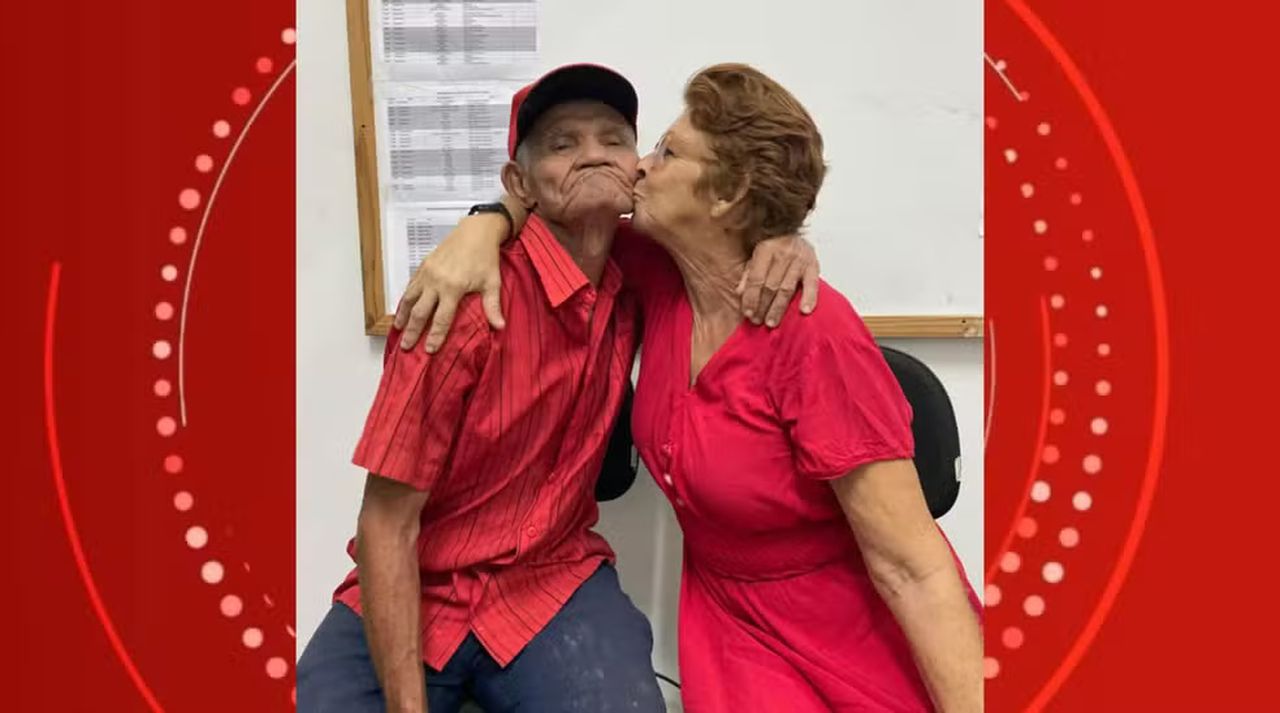 Casal de idosos que se 'paquerava' no ponto de ônibus comemora Dia dos Namorados com almoço popular em Maceió: 'Feliz por compartilhar a vida'