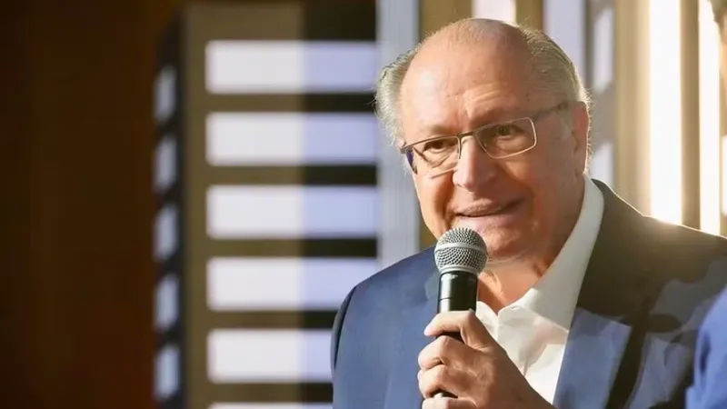 Alckmin diz que organizações criminosas devem ser enfrentadas por terra, mar e ar