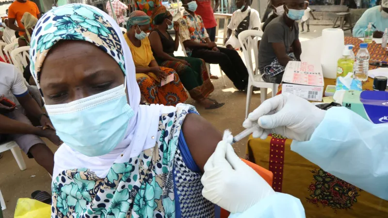 Vacina contra cepa do ebola na Àfrica pode demorar até 9 meses