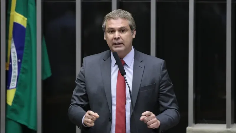 Impossível Flávio Bolsonaro derrotar o Lula, diz líder do PT na Câmara