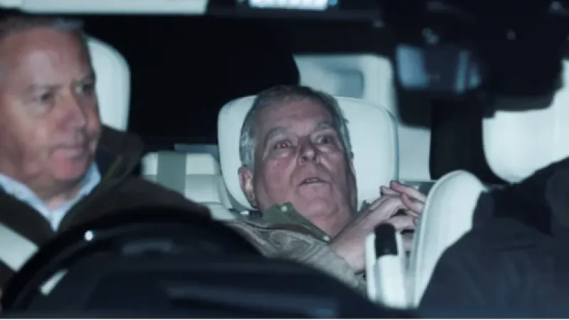 Ex-príncipe Andrew é fotografado ao deixar delegacia horas após ser preso