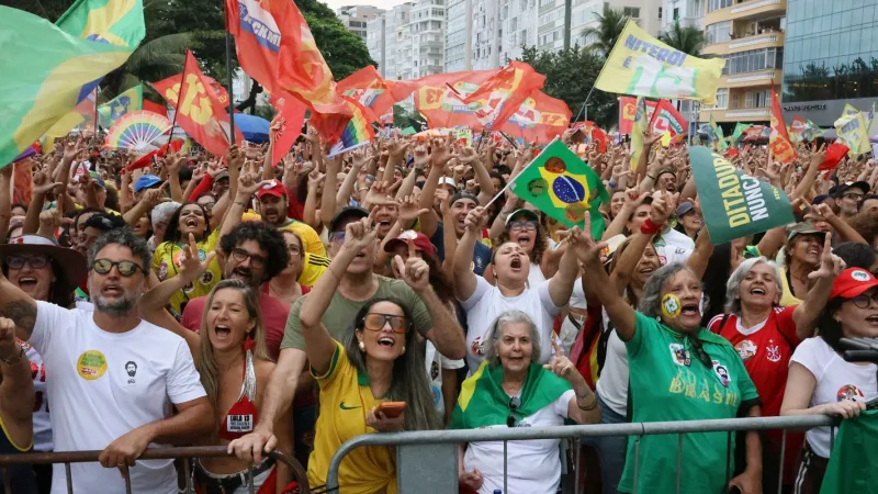 Ato em apoio à democracia e a Lula reúne milhares no Rio e Brasília
