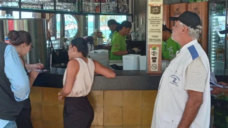 Programa “De Olho Vivo no Verão” reforça segurança alimentar na orla de Maceió