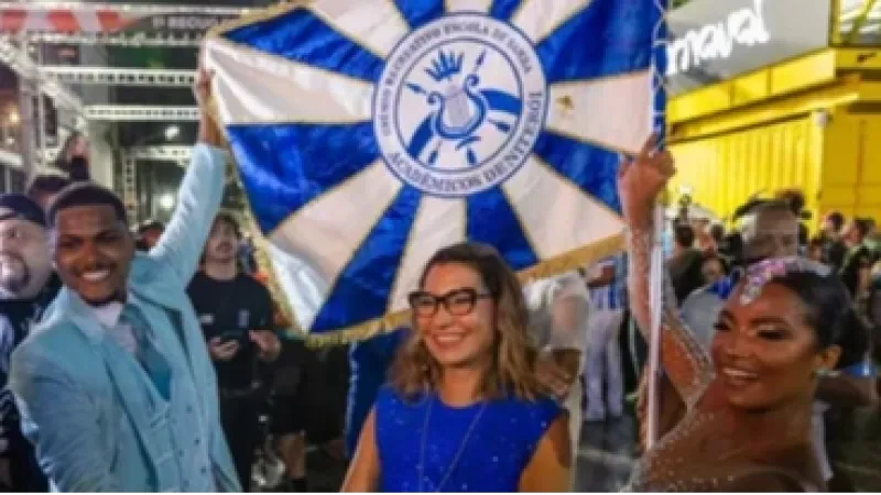 Janja participa de ensaio técnico de escola de samba que homenageia Lula