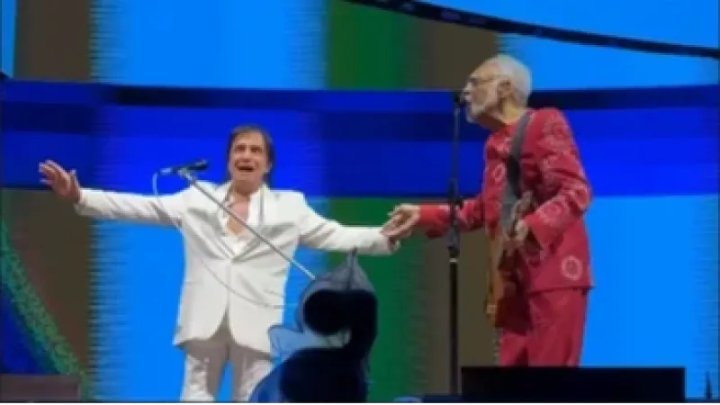 Gilberto Gil recebe Roberto Carlos no palco em despedida de SP