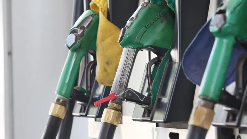 Petrobras anuncia queda de 5,2% no preço da gasolina a partir desta terça (27)