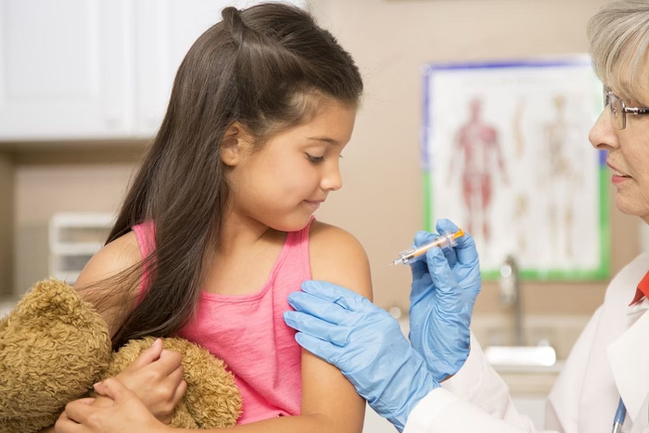 Famílias que irão à Europa devem vacinar filhos contra o sarampo