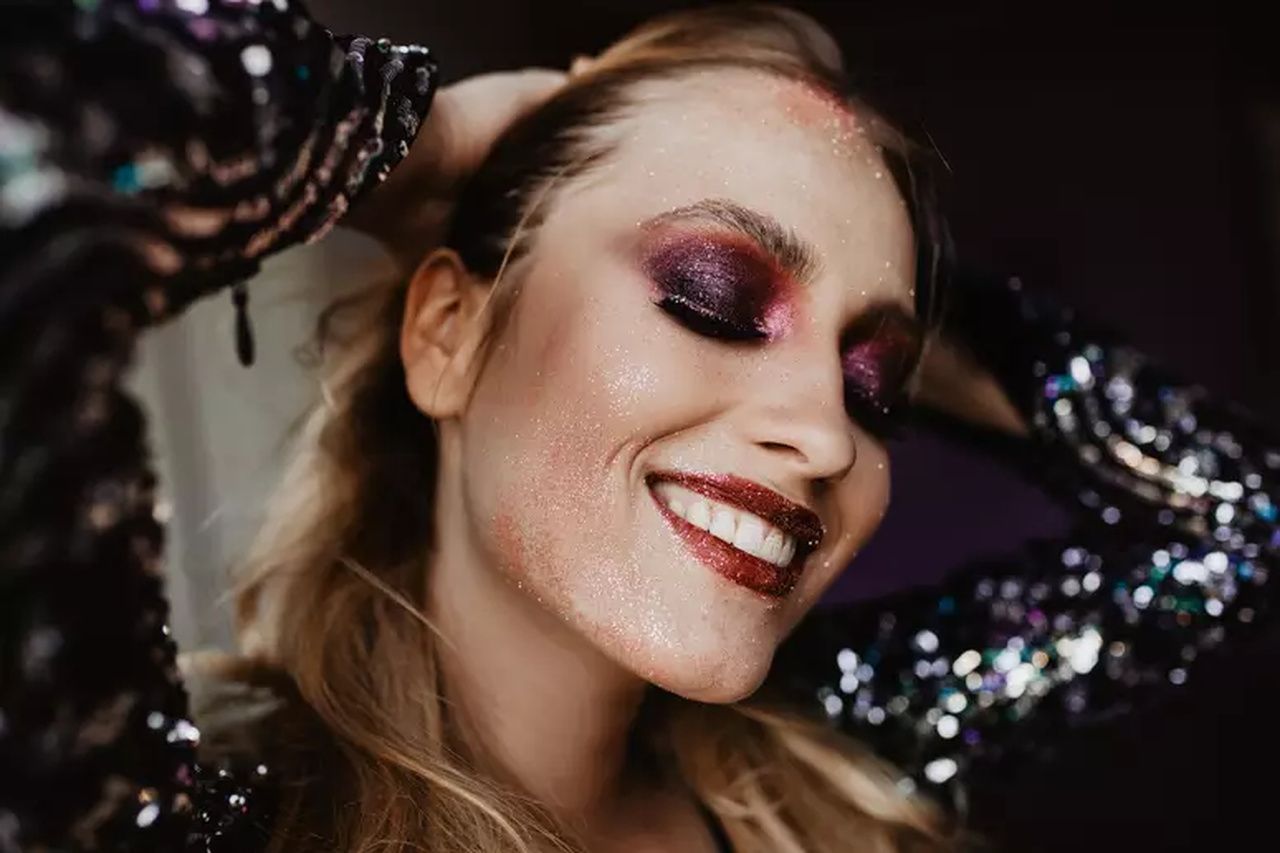 Carnaval: saiba os riscos que o glitter traz à pele