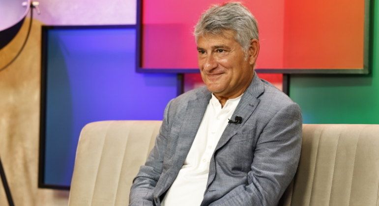 Cléber Machado assina com a Record TV