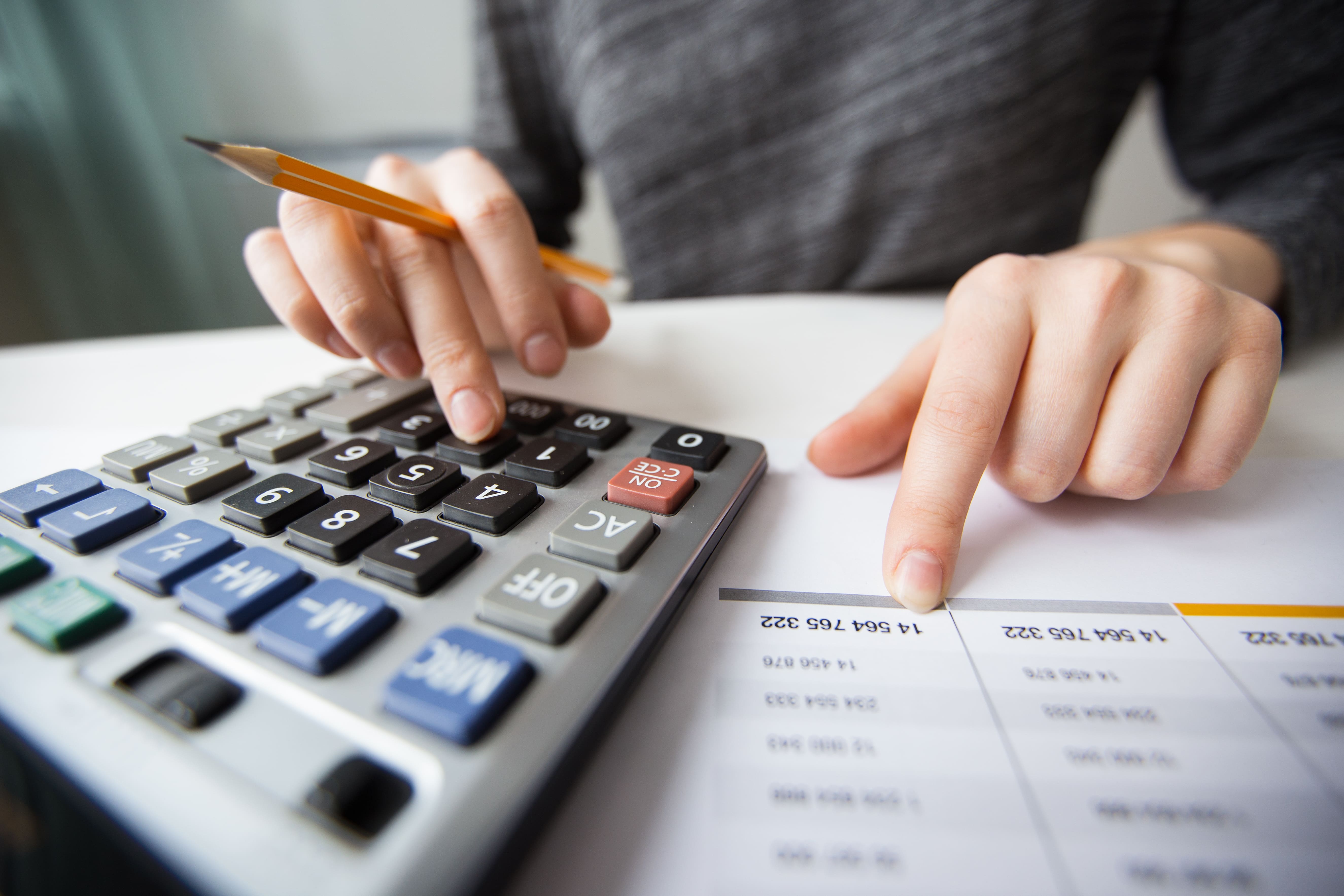 Dicas de como organizar a vida financeira e colocar as contas em dia