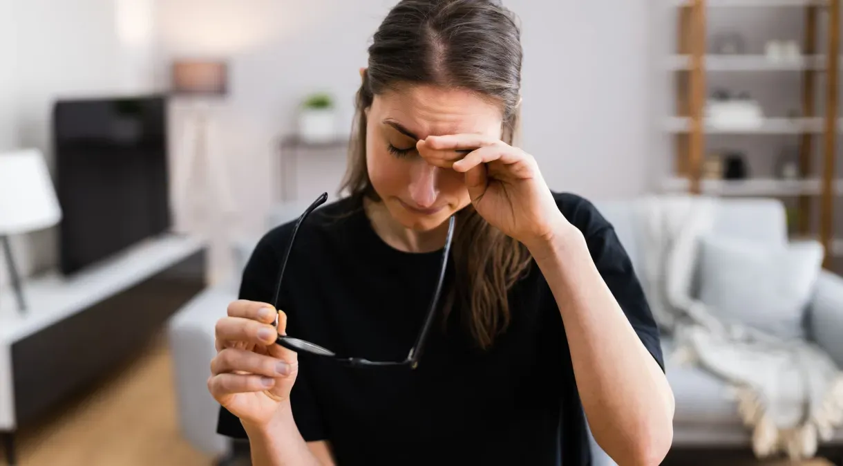 Coçar os olhos prejudica a visão? Entenda os riscos do hábito